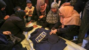 Relatives mourn the death of Palestinian journalist Ahmed Mansour, who was killed in an Israeli attack in Khan Younis, southern Gaza, April 8, 2025. (AA Photo)