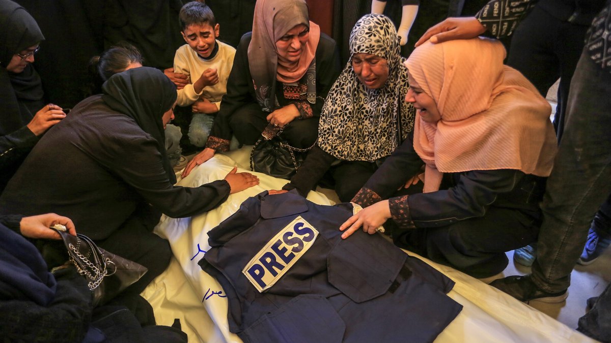 Relatives mourn the death of Palestinian journalist Ahmed Mansour, who was killed in an Israeli attack in Khan Younis, southern Gaza, April 8, 2025. (AA Photo)