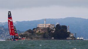 A boat sails near the Alcatraz Island in San Francisco, California, Aug. 19, 2013. (Reuters Photo)