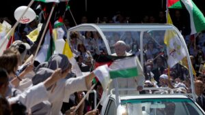 Pope Francis arrives to celebrate mass in Manger Square next to the Church of the Nativity, Bethlehem, occupied West Bank, Palestine, May 25, 2014. (Reuters Photo)