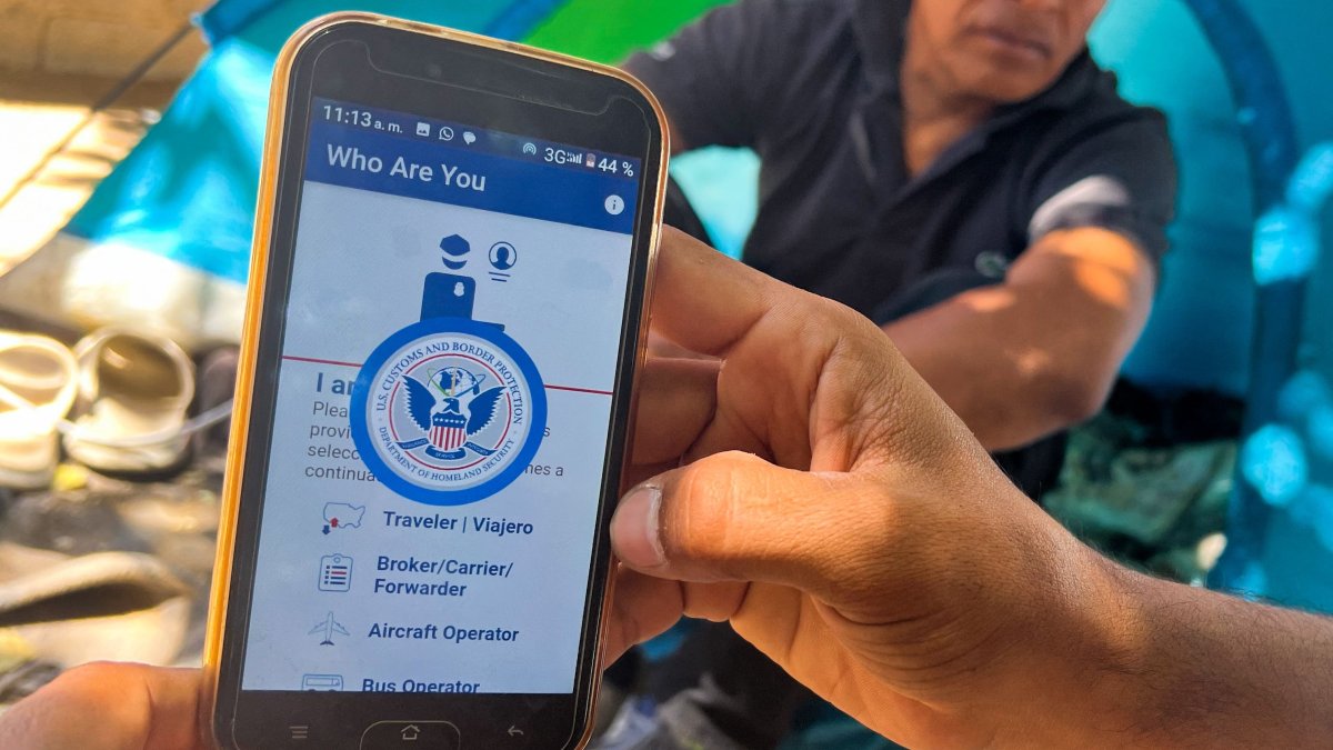 A migrant shows the CBP One App from the U.S. Customs and Border Protection agency, to use to apply for an appointment to claim asylum, on a phone in Ciudad Juarez, Chihuahua state, Mexico, May 10, 2023. (AFP Photo)