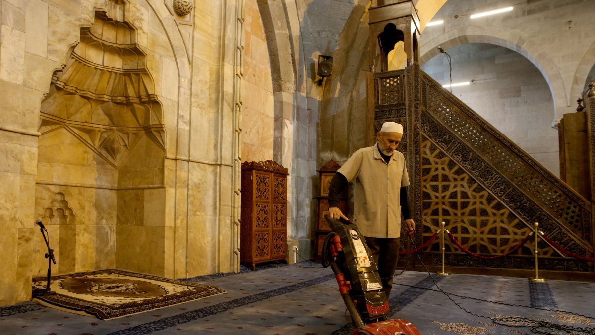 Turgut Ince, 61, cleans the historic Ulu Cami, ensuring its readiness for prayers, Kayseri, Türkiye, May 6, 2025. (AA Photo)