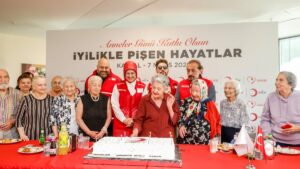 Turkish Red Crescent (Kızılay) President Fatma Meriç Yılmaz (C) and mothers cut a cake together during a Mother's Day celebration, Istanbul, Türkiye, May 11, 2025. (AA Photo)
