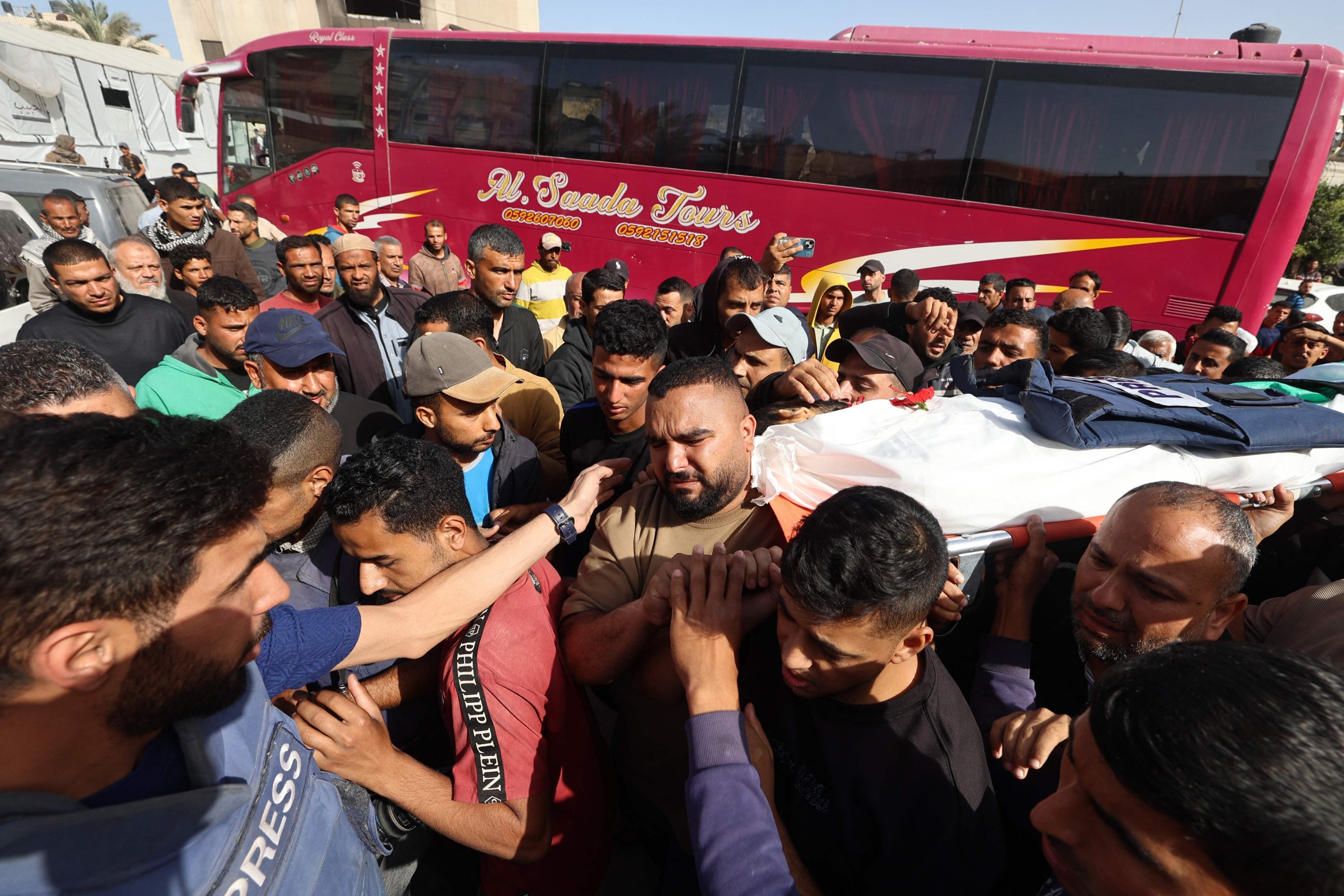 382029 Mourners bid farewell to Palestinian journalist Hassan Aslih, killed at dawn in an Israeli strike which hit the surgery building at the Nasser hospital, Khan Younis, southern Gaza Strip, May 13, 2025. (AFP Photo)