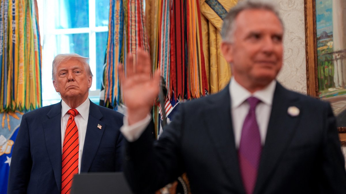 U.S. Special Envoy Steve Witkoff raises his hand during his swearing-in ceremony, next to U.S. President Donald Trump in the Oval Office at the White House in Washington, D.C., U.S., May 6, 2025. (Reuters Photo)
