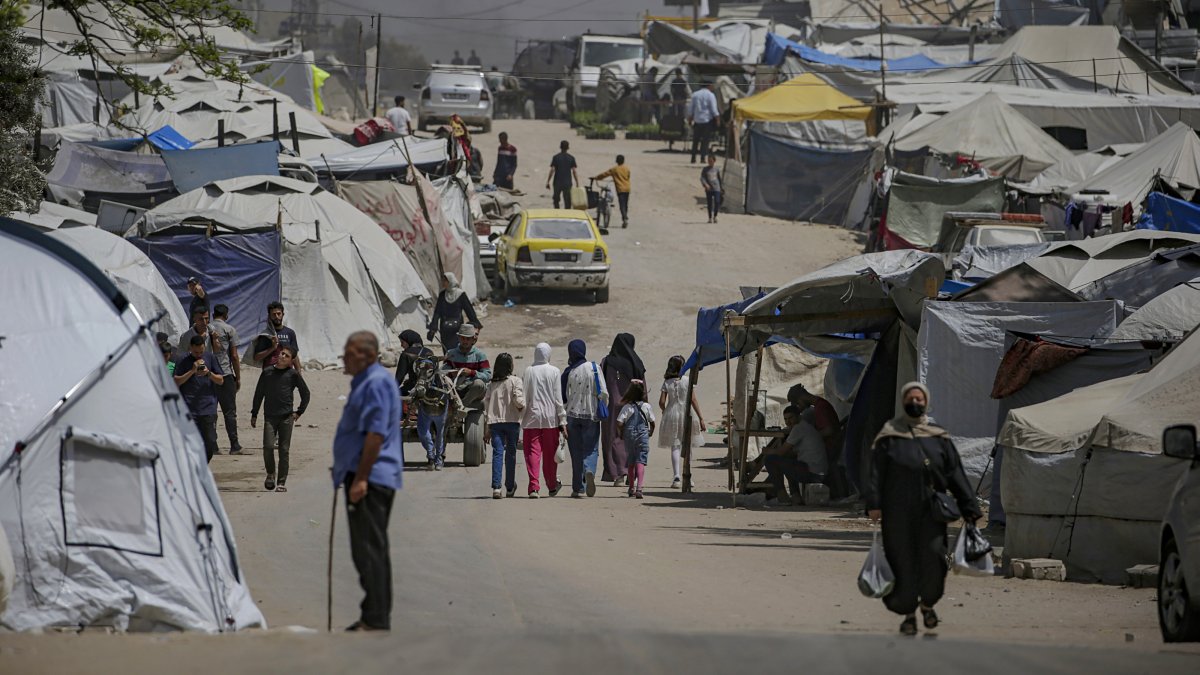 Internally displaced Palestinians move between tents along Al Jalaa road in the central of Gaza City, Gaza Strip, May 16, 2025. (EPA Photo)