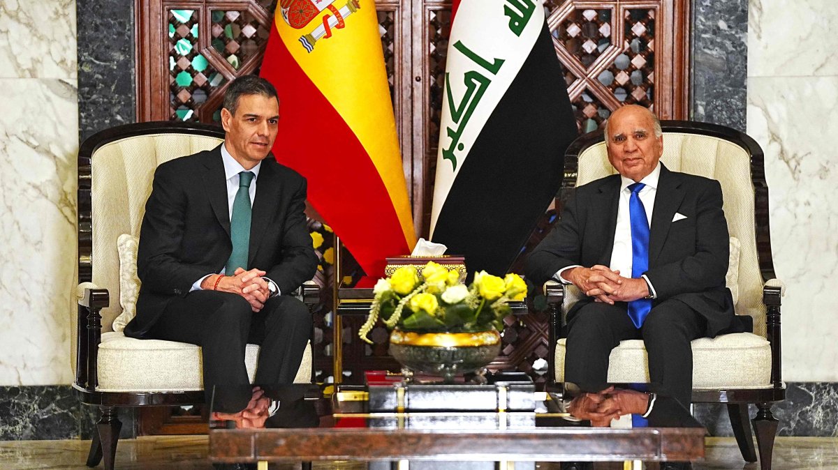 Iraq's Foreign Minister Fuad Hussein (R) meets with Spanish Prime Minister Pedro Sanchez ahead of the 34th Arab League summit in Baghdad, Iraq, May 16, 2025. (AFP Photo)