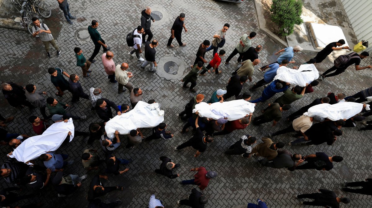 Mourners carry the bodies of Palestinians killed in Israeli strikes during the funeral, in Gaza City, Palestine, May 20, 2025. (Retuers Photo)