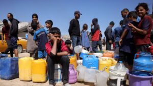Palestinians attempt to collect water at a camp for displaced people in Gaza City, May 20, 2025. (AFP Photo)