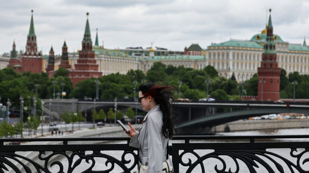 A woman walks along a bridge across the Moskva River near the Kremlin in central Moscow, Russia, May 19, 2025. (Reuters Photo)