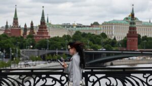A woman walks along a bridge across the Moskva River near the Kremlin in central Moscow, Russia, May 19, 2025. (Reuters Photo)