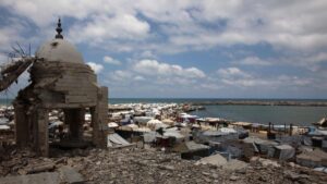 Tents are set up for displaced Palestinians along the beach near Gaza City's port, May 22, 2025. (AFP Photo)