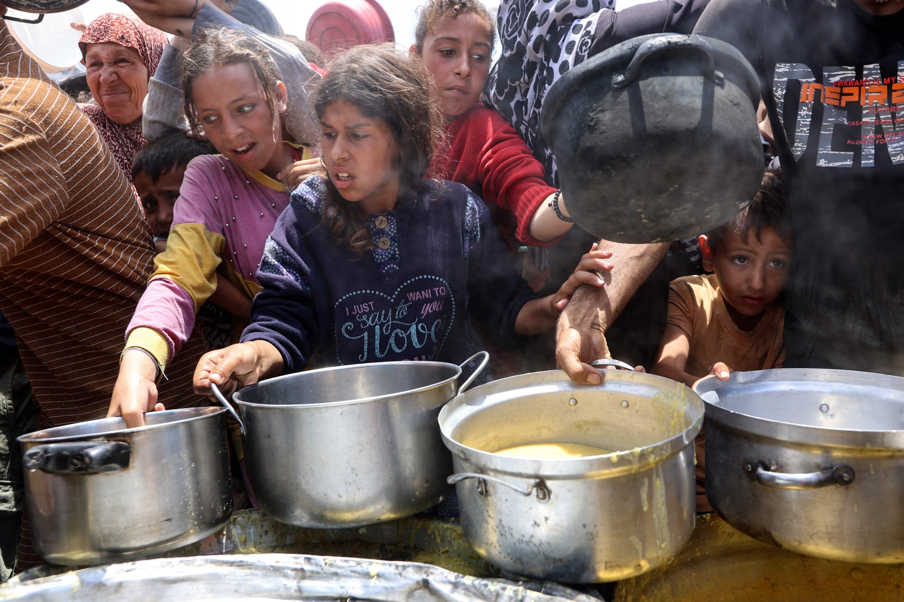 383600 Palestinians push their way in front of a hot meal distribution point at a displacement camp, Gaza City, Palestine, May 22, 2025. (AFP Photo)