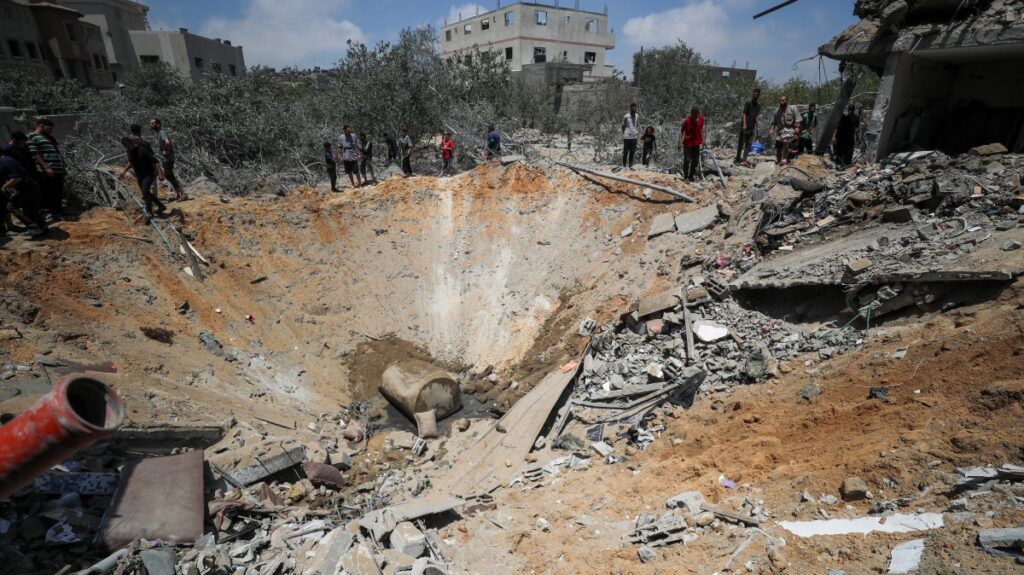 Palestinians search for casualties at the site of an Israeli strike on a house, in Jabalia, northern Gaza Strip, May 23, 2025. (Reuters Photo)