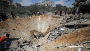 Palestinians search for casualties at the site of an Israeli strike on a house, in Jabalia, northern Gaza Strip, May 23, 2025. (Reuters Photo)