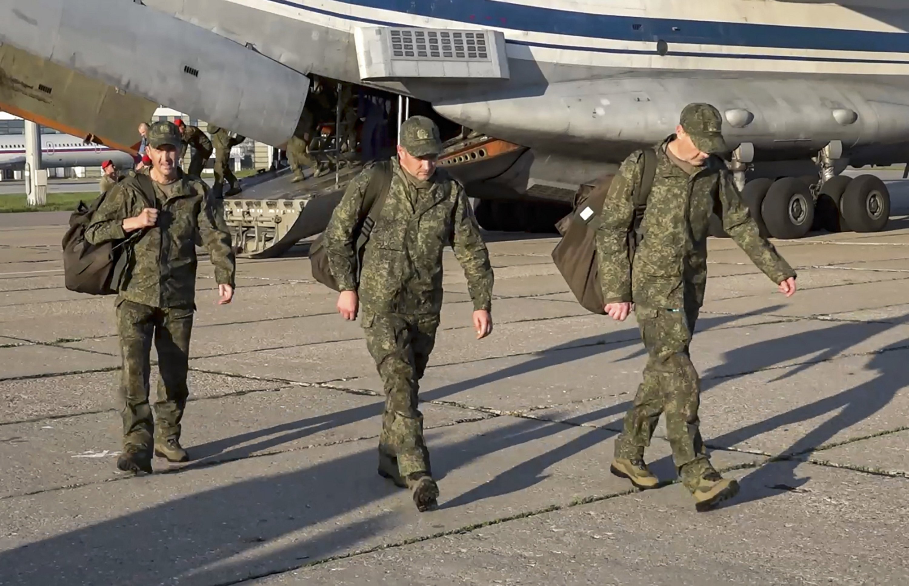 383809 Russian prisoners of war (POWs) land at Chkalovsky air base following a prisoner swap, in Shchyolkovo, Moscow region, Russia, May 24, 2025. (EPA Photo)