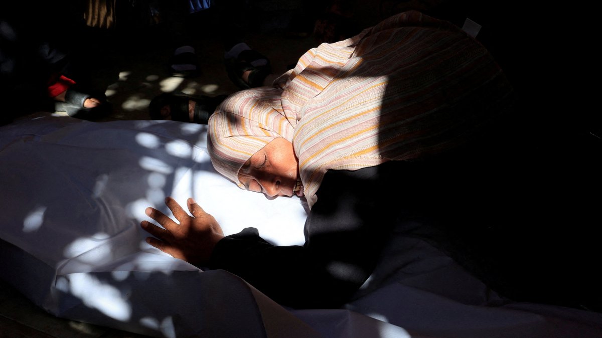 A woman reacts over the body of a Palestinian killed in an Israeli strike, in Khan Younis, southern Gaza Strip, May 25, 2025. (Reuters Photo)
