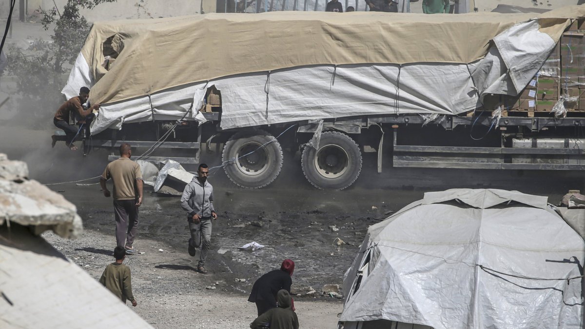 A humanitarian aid truck drives along Al Rashid road into Gaza City, Palestine, May 25, 2025. (EPA Photo)