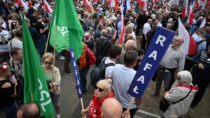 Supporters of Poland's presidential candidate Rafal Trzaskowski, who is also the mayor of Warsaw and a member of the ruling centrist Civic Coalition party, walk through the streets during a campaign rally, Warsaw, Poland, May 25, 2025. (AFP Photo)