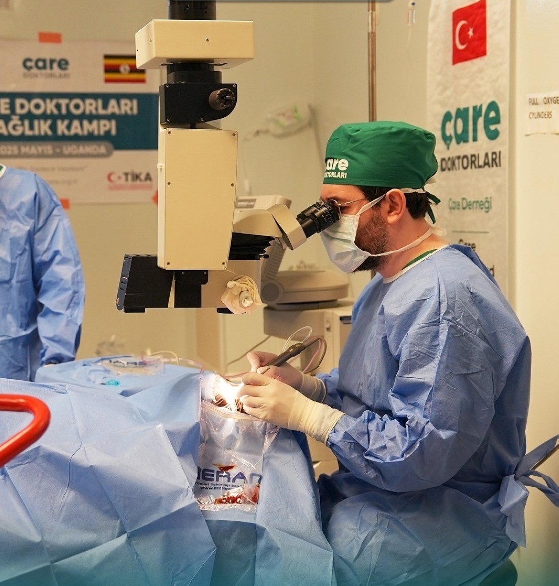 A Turkish doctor performs surgery during a health camp organized by the Turkish Cooperation and Coordination Agency (TIKA), Yumbe region, Uganda, May 26, 2025. (IHA Photo)
