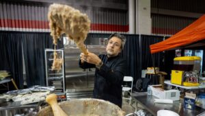 Turkish chef Ramazan Bingöl cooks traditional keşkek at the Turkish Festival, Chicago, U.S., May 26, 2025. (AA Photo)