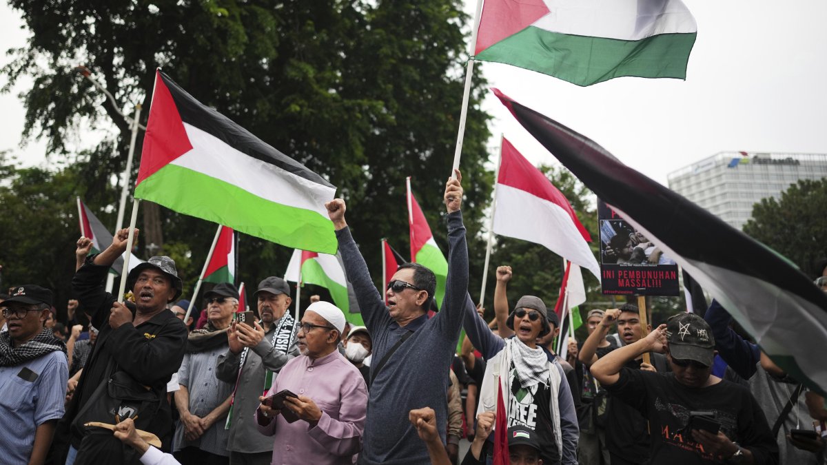 Indonesians wave Palestinian flags during the annual Al-Quds Day rally outside the U.S. embassy in Jakarta, Indonesia, March 28, 2025. (AP Photo)