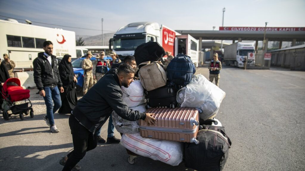 Syrian families arrive at the Cilvegözü border gate to cross into Syria from Türkiye, near Antakya, Türkiye, Dec. 10, 2024. (AP Photo)