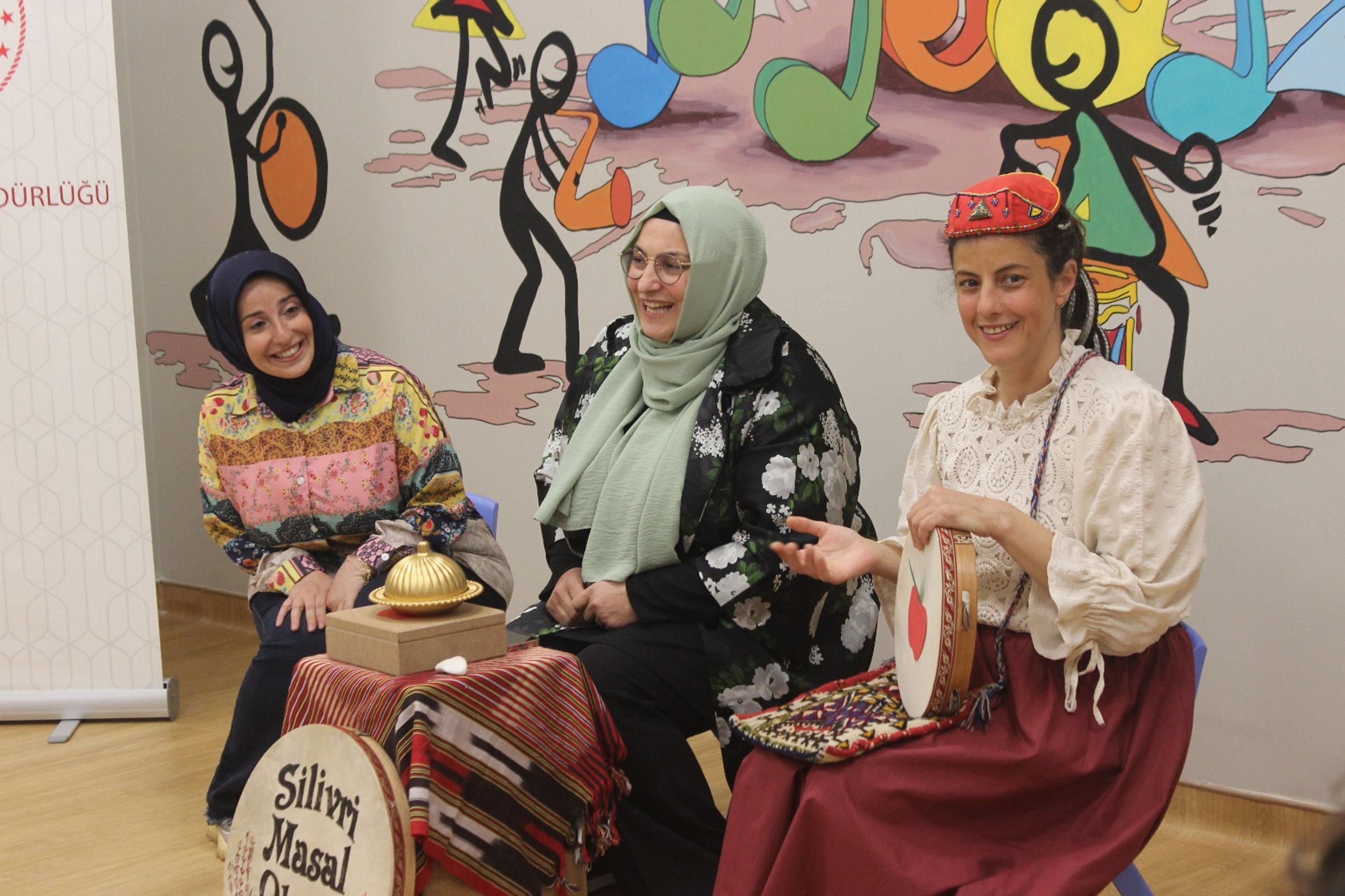 384603 Teachers from the Istanbul Fairy Tale School use musical instruments to tell stories to young patients at a hospital, Istanbul, Türkiye, May 22, 2025. (AA Photo)