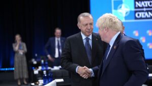Turkish President Recep Tayyip Erdoğan (L) shakes hands with British Prime Minister Boris Johnson during a roundtable meeting at a NATO summit, Madrid, Spain, June 30, 2022. (AP Photo)