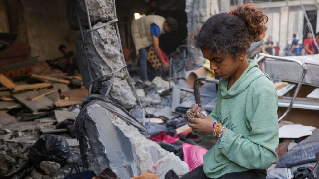 A girl collects belongings as Palestinians check the site of an overnight Israeli strike, in Jabalia, Gaza Strip, Palestine, May 30, 2025. (AFP Photo)