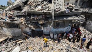 People inspect the damage at the site of an Israeli strike that targeted a house in the Nuseirat camp for Palestinian refugees, central Gaza Strip, Palestine, June 1, 2025. (AFP Photo)