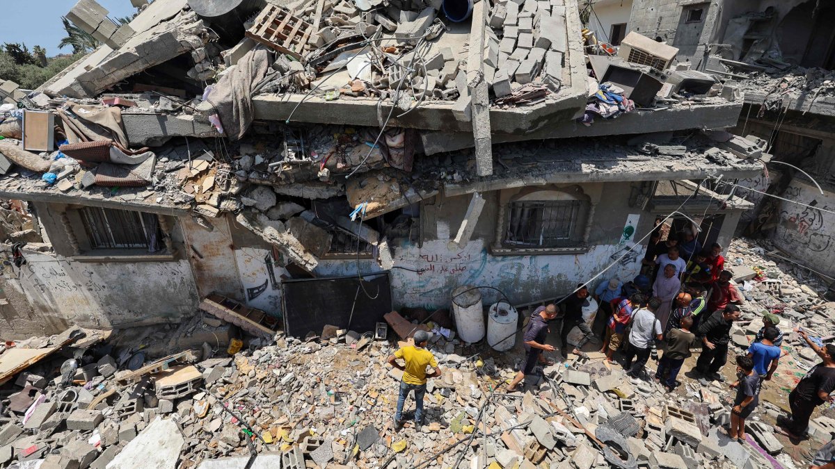 People inspect the damage at the site of an Israeli strike that targeted a house in the Nuseirat camp for Palestinian refugees, central Gaza Strip, Palestine, June 1, 2025. (AFP Photo)