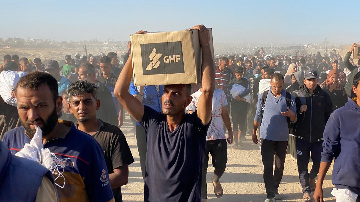 Displaced Palestinians carrying relief supplies from the Gaza Humanitarian Foundation (GHF) in Rafah, southern Gaza Strip, Palestine, May 29, 2025. (AFP Photo)