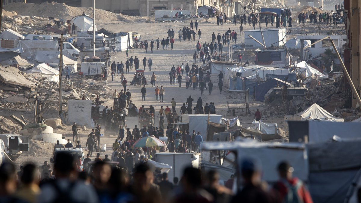 A general view over rows of tents housing internally displaced Palestinians along the waterfront in Gaza, June 2, 2025. (EPA Photo)