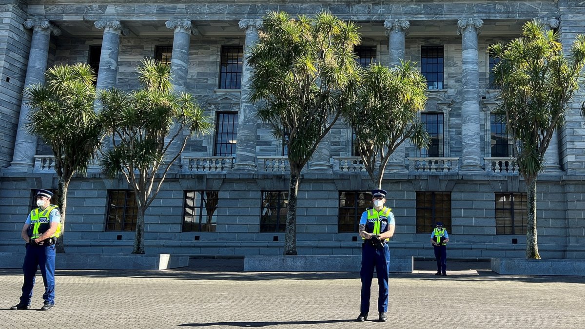 Police stand guard near New Zealand Parliament in Wellington, New Zealand, Aug. 23, 2022. (Reuters Photo)