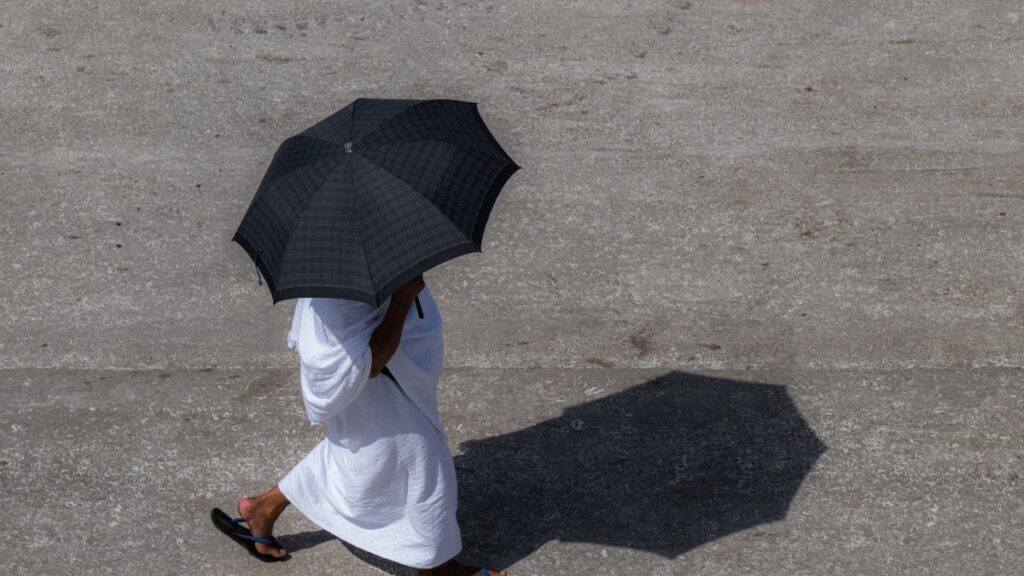 A pilgrim holding an umbrella to protect himself from the heat walks towards Jabal al-Rahmah, also known as Mount Arafat, during the annual Hajj pilgrimage in Mecca, Saudi Arabia, on June 5, 2025. (Reuters Photo)