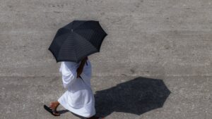 A pilgrim holding an umbrella to protect himself from the heat walks towards Jabal al-Rahmah, also known as Mount Arafat, during the annual Hajj pilgrimage in Mecca, Saudi Arabia, on June 5, 2025. (Reuters Photo)