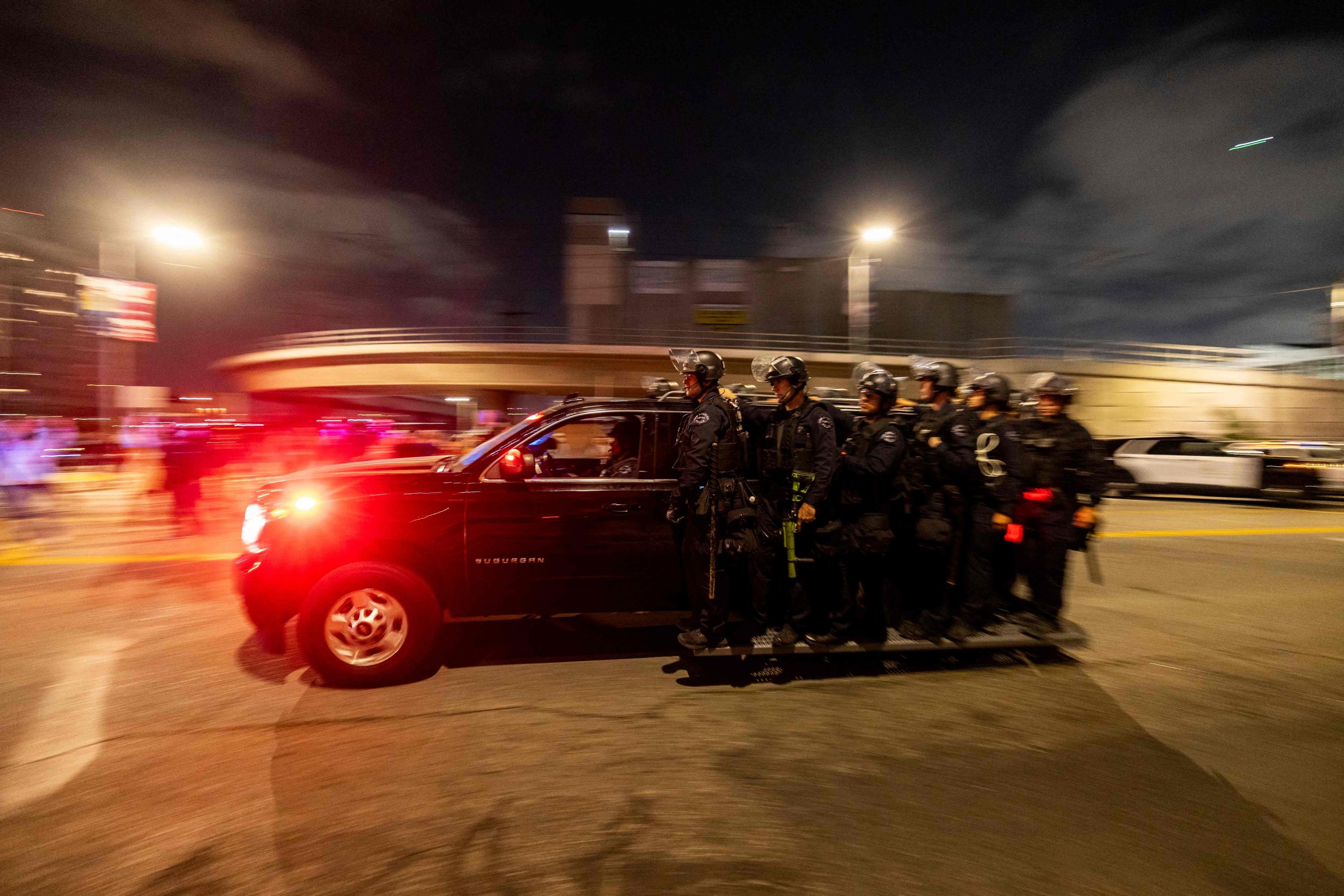 385891 Law enforcement officers in riot gear exit the area of the Metropolitan Detention Center to face off with demonstrators during an immigration protest, Los Angeles, California, June 7, 2025. (AFP Photo)