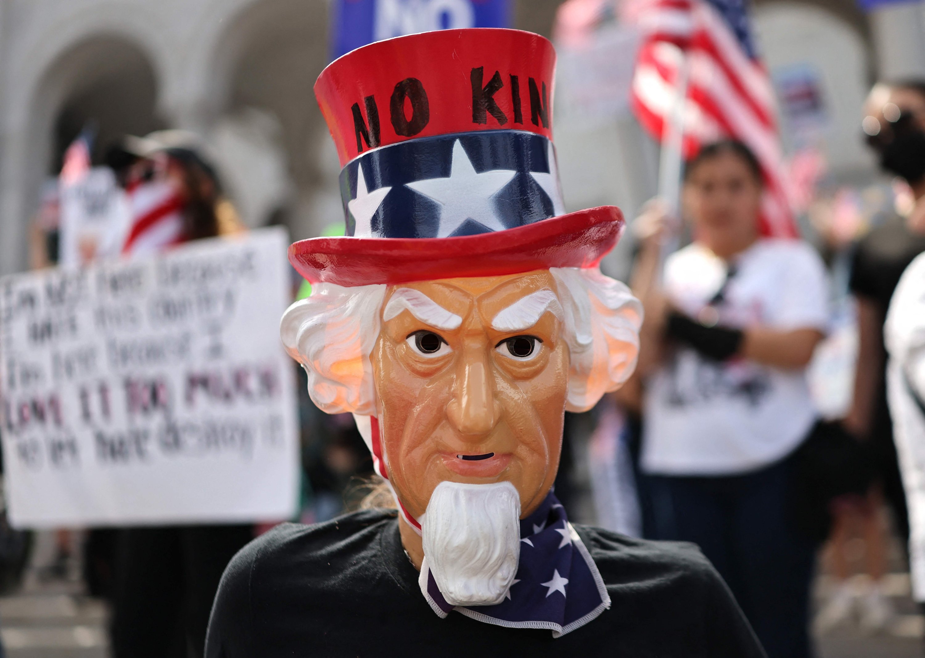 387046 Protesters rally near City Hall during an anti-Trump 'No Kings' demonstration, in Los Angeles, California, U.S., June 14, 2025. (AFP Photo)