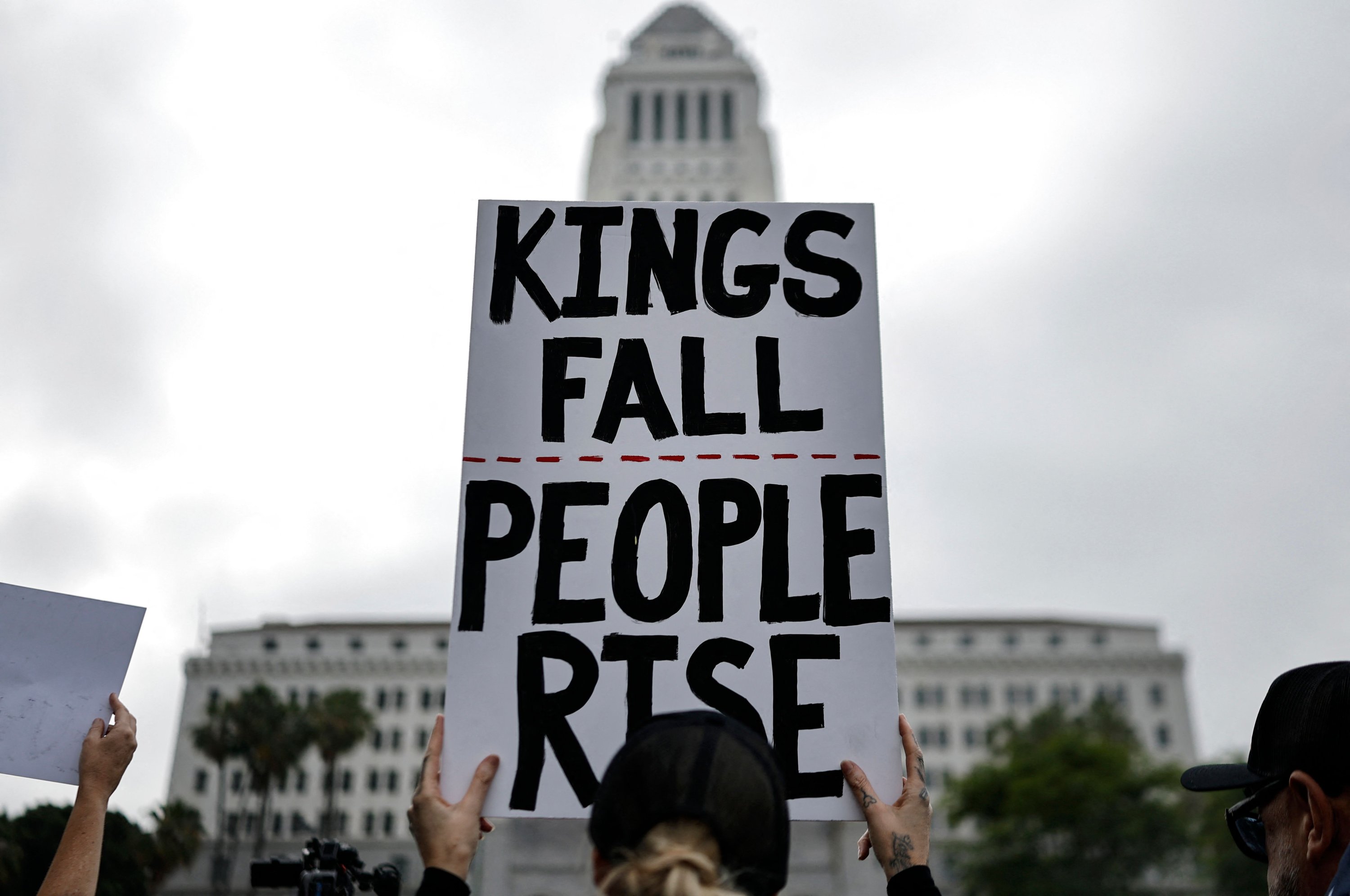 387047 Protesters rally near City Hall during an anti-Trump 'No Kings Day' demonstration in Los Angeles, California, U.S., June 14, 2025. (AFP Photo)
