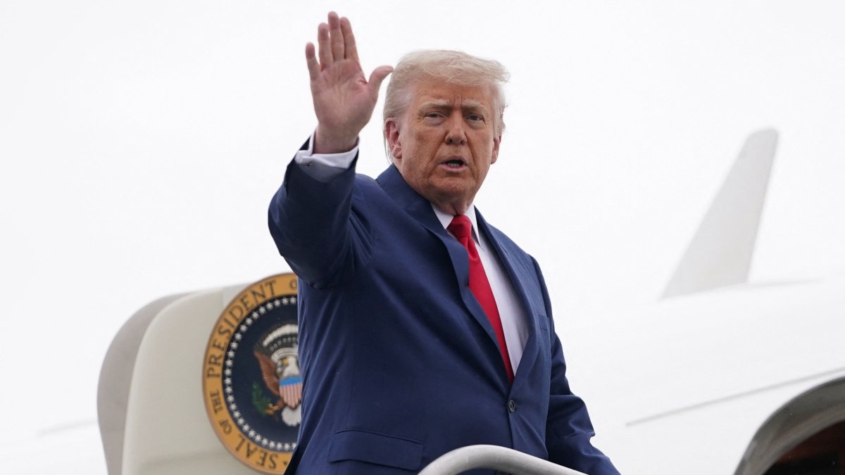 U.S. President Donald Trump waves as he boards Air Force One in Morristown, New Jersey, U.S., June 8, 2025. (Reuters Photo)