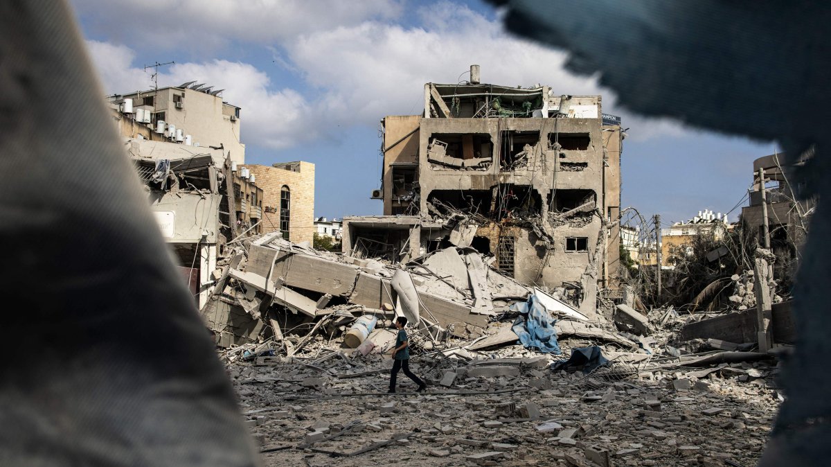 A young boy walks through the debris at the site of an Iranian missile strike in Bnei Brak, east of Tel Aviv, June 16, 2025. (AFP Photo)