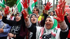 Pro-Palestinian protesters show their hands, which are painted red, as demonstrators gather outside the foreign ministry on the day German Foreign Minister Johann Wadephul and Israeli Foreign Minister Gideon Saar meet, in Berlin, Germany, June 5, 2025. (Reuters Photo)