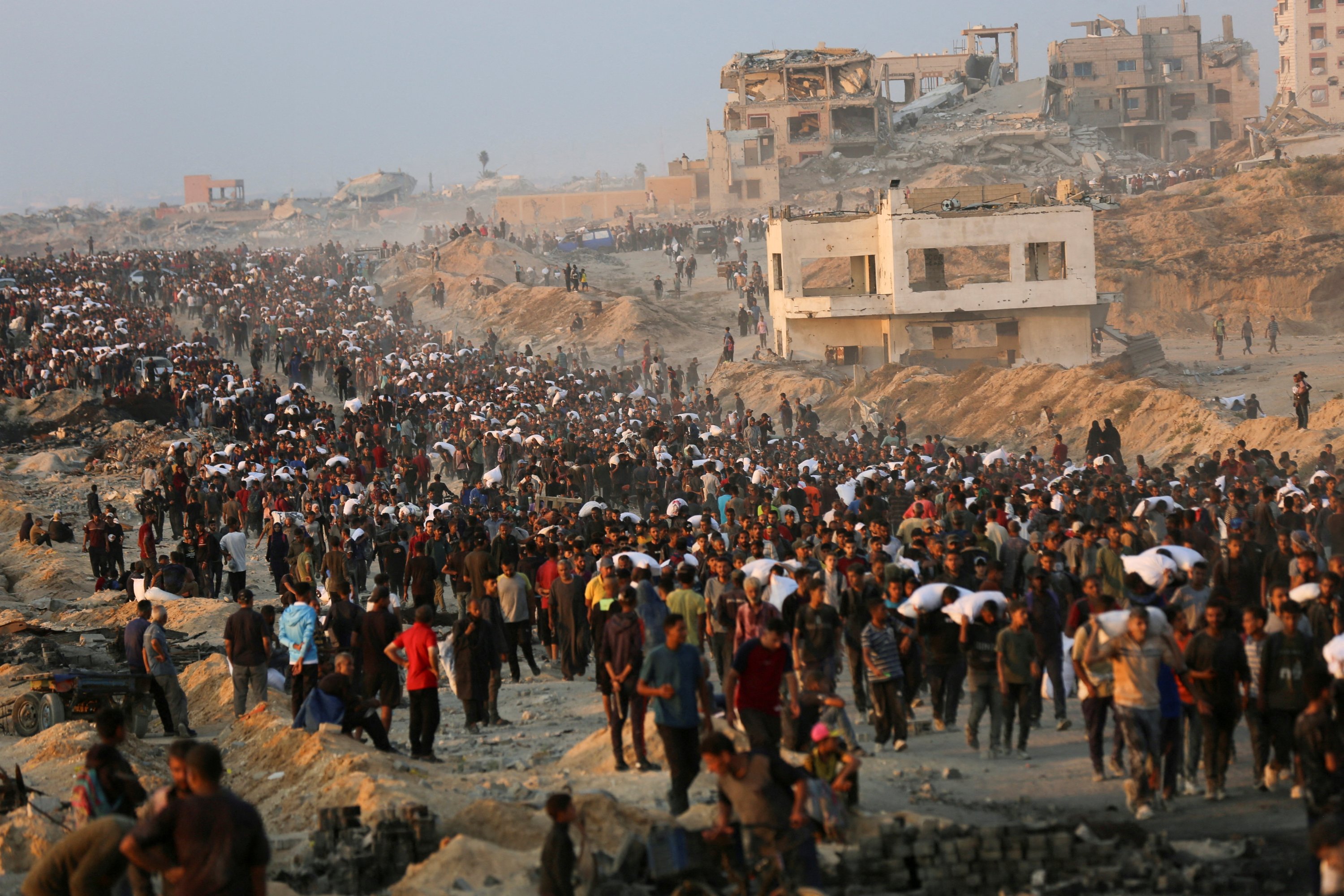 387567 Palestinians gather to receive aid supplies in Beit Lahia, in the northern Gaza Strip, Palestine, June 17, 2025. (Retuers Photo)