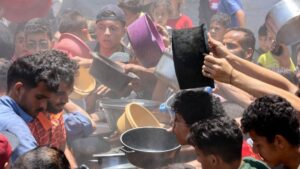 Palestinians try to get food at a charity kitchen providing hot meals in Rimal neighbourhood, Gaza City, Palestine, June 18, 2025. (AFP Photo)