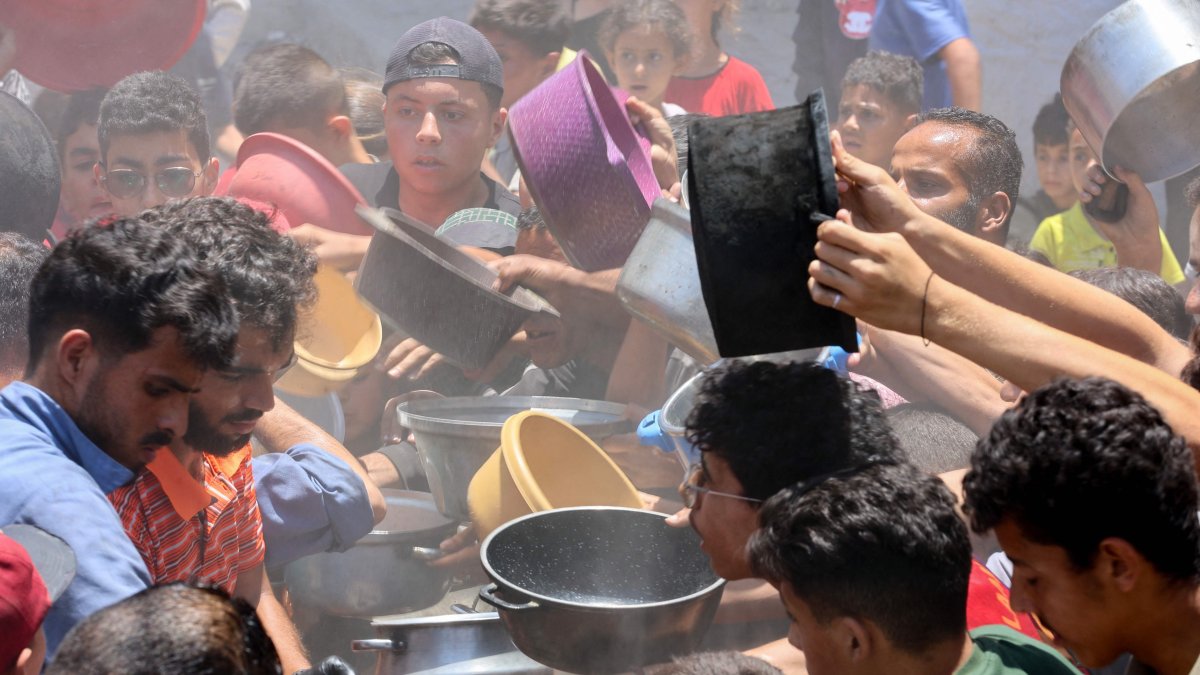 Palestinians try to get food at a charity kitchen providing hot meals in Rimal neighbourhood, Gaza City, Palestine, June 18, 2025. (AFP Photo)