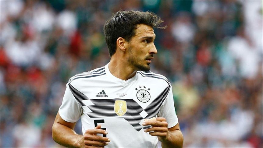 German defender Hummels to stay at Borussia Dortmund for another year