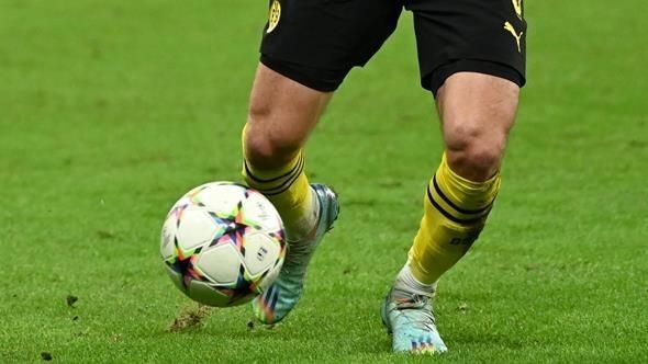 Borussia Dortmund top German Bundesliga after 6-1 win against Cologne