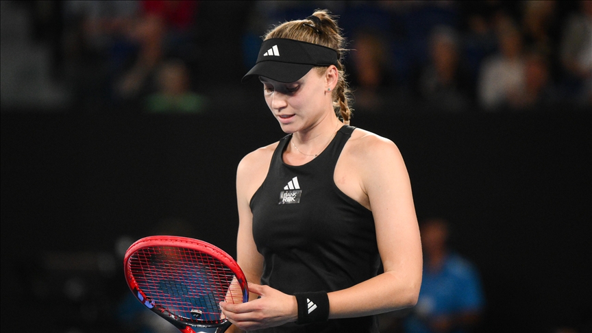 Rybakina begins Wimbledon title defense by beating Rogers