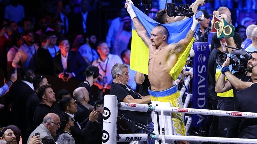 Oleksandr Usyk to defend titles against Daniel Dubois next month in Poland